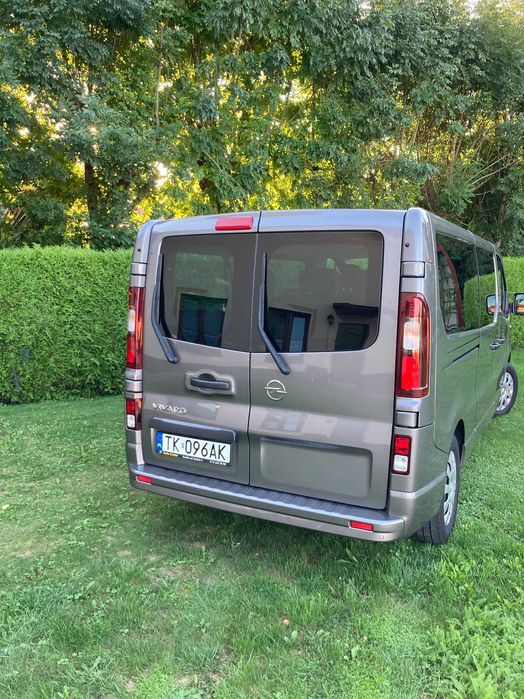 Wypożyczenie Wynajem Busów 9 osobowych Opel Vivaro Long