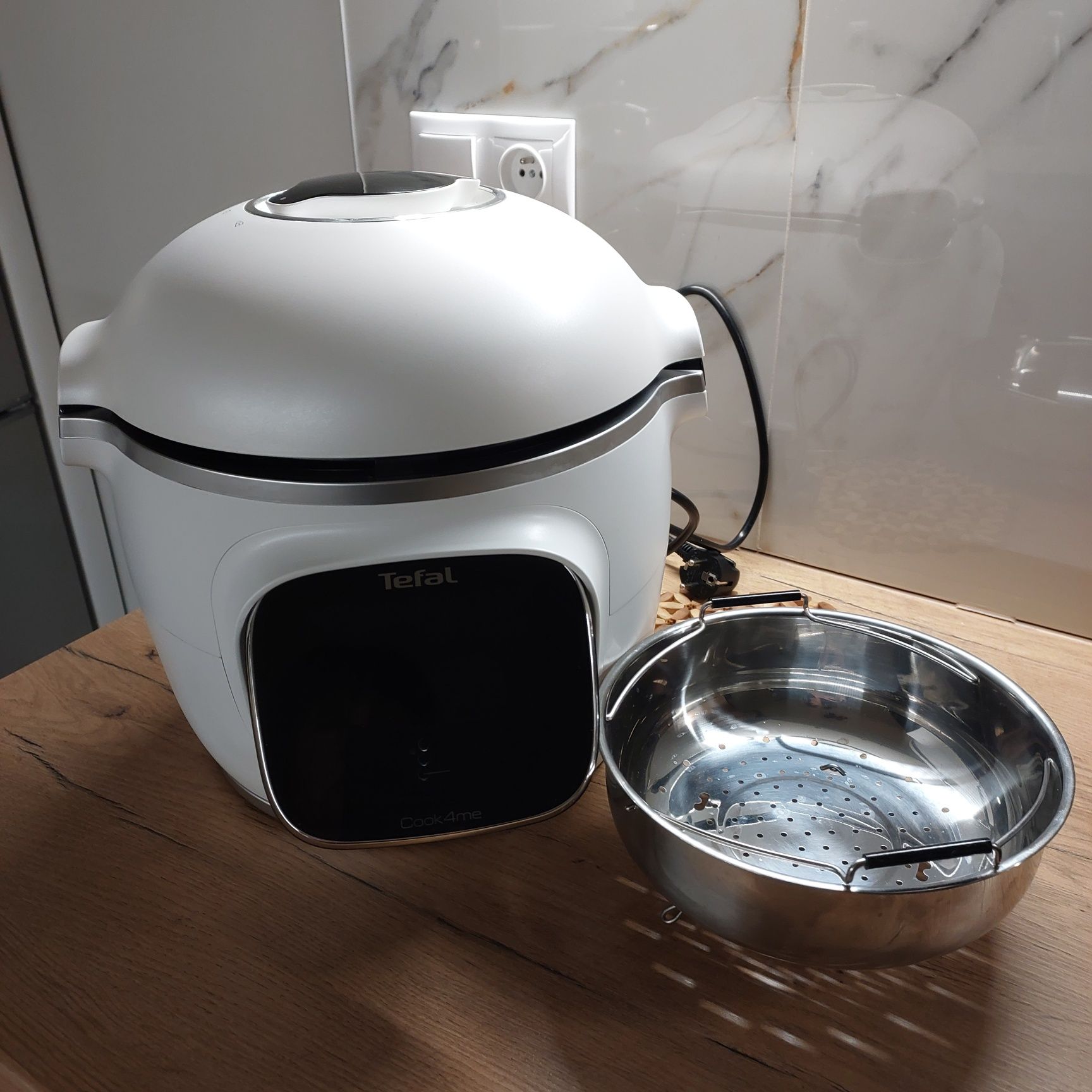 Multicooker Tefal Cook4me Touch Pro z  Wi-Fi, z wbudowaną wagą.