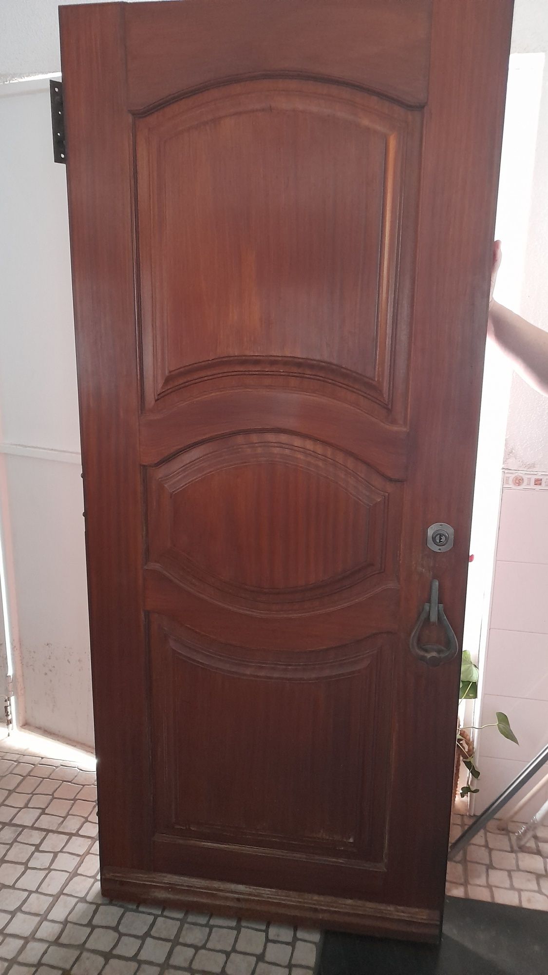 Porta de entrada madeira maciça com fechadura.