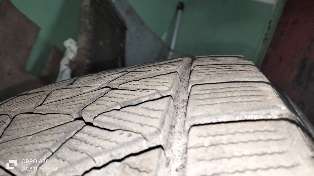 Зимові шини Bridgestone  225/60 R17 99S ціна за шт.