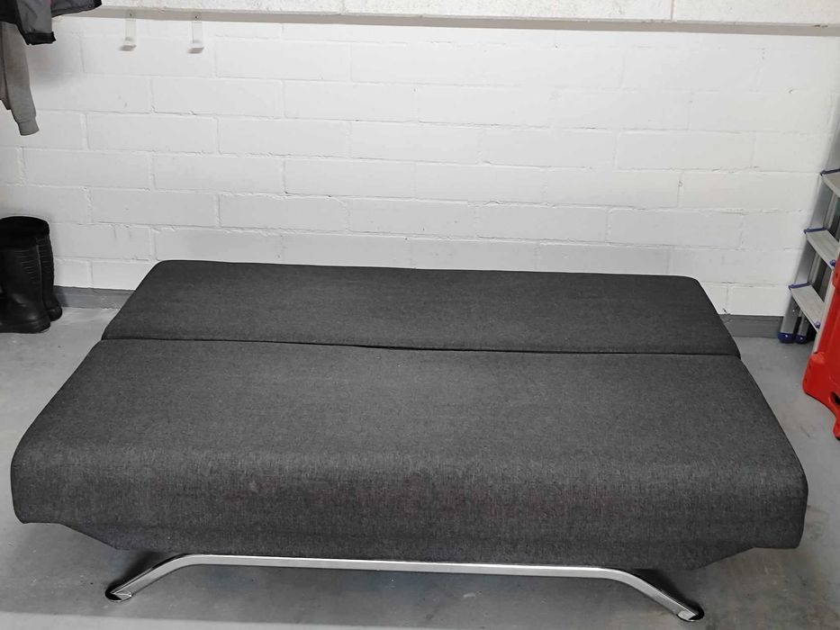 Łóżko rozkładane z funkcją do spania .