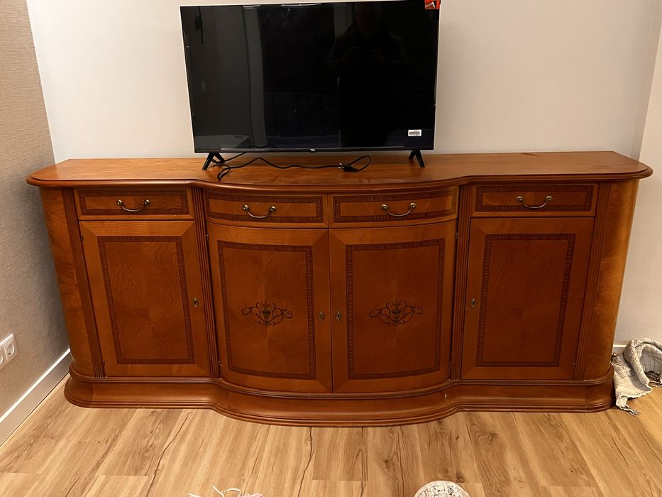 Aparador Neoclássico em Madeira de Nogueira – Elegância e Qualidade