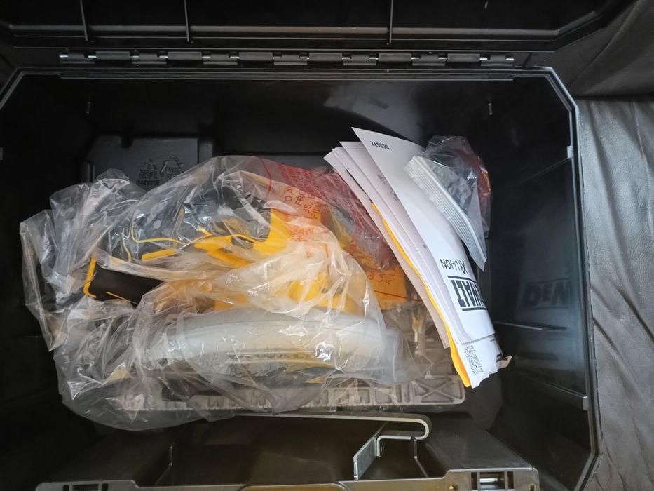 Пила дискова акумуляторна DeWALT DCS572NT