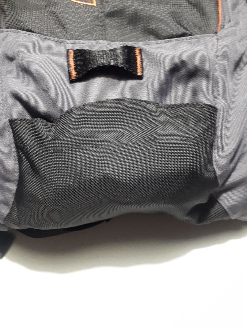Mochila Eastpak com bolsa para bola  (NOVA)