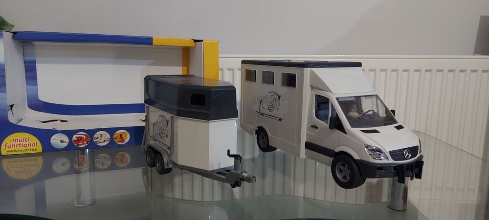 Bruder Mercedes+ przyczepa do przewozu koni