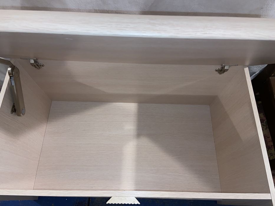 Деревʼяний комод з місцем у середині