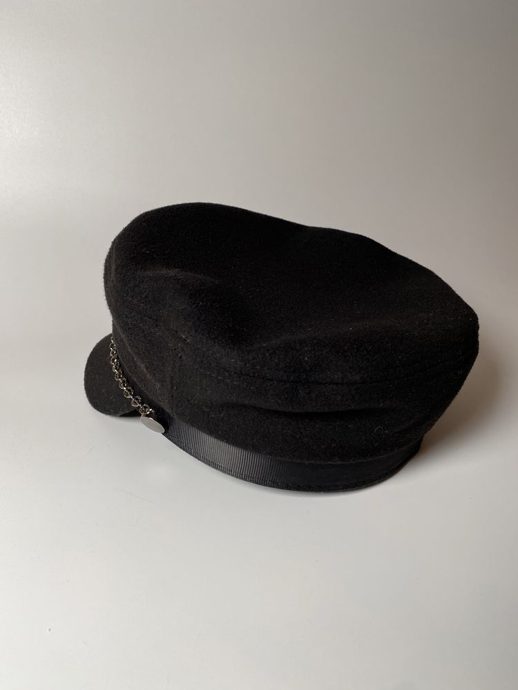 Жіночий чорний капелюх