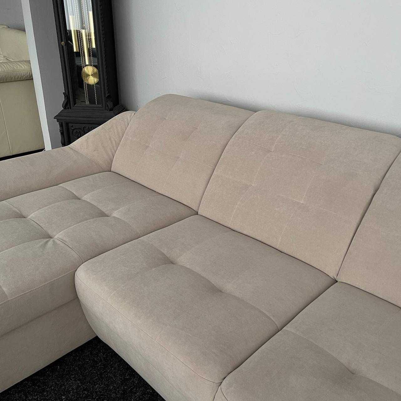 Розкладний диван бежевого кольору