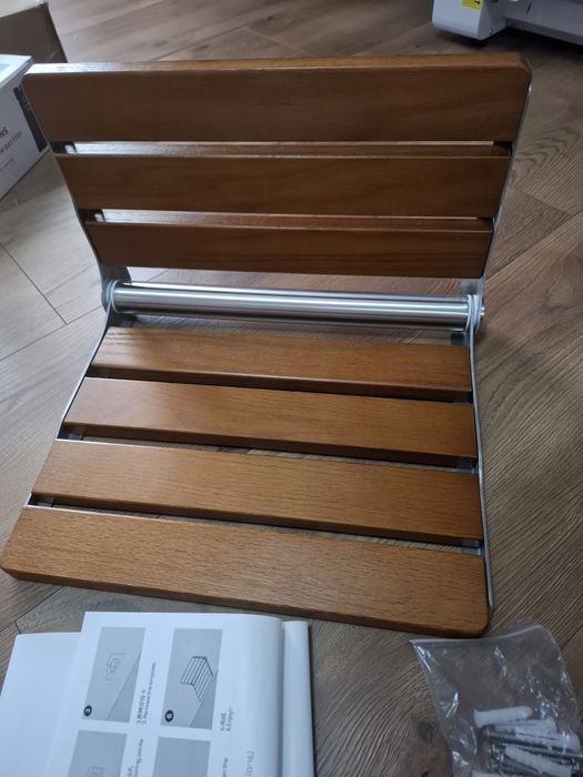 składane siedzisko prysznicowe, które można przymocować do ściany