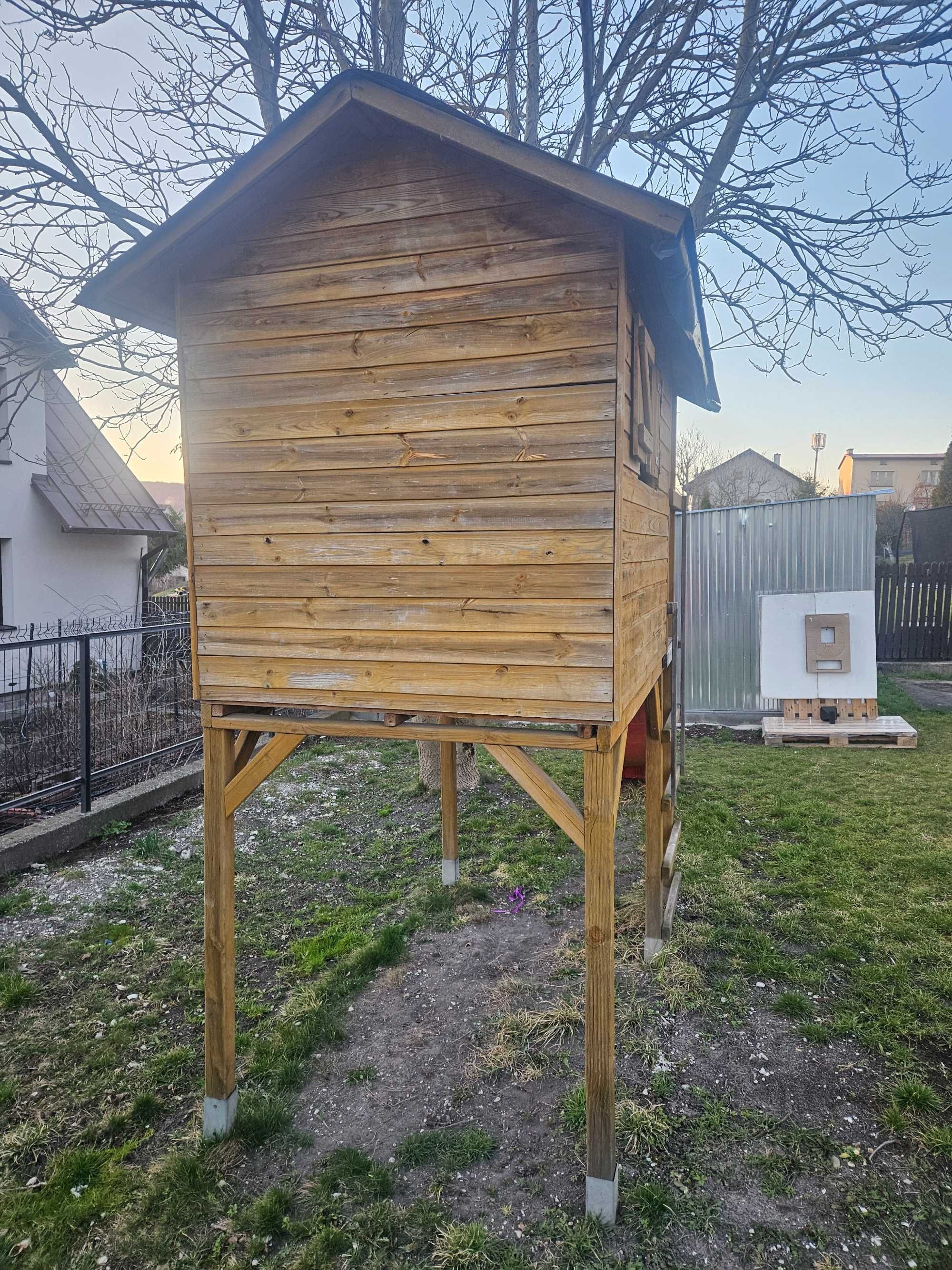 Domek ze zjeżdzalnią dla dzieci