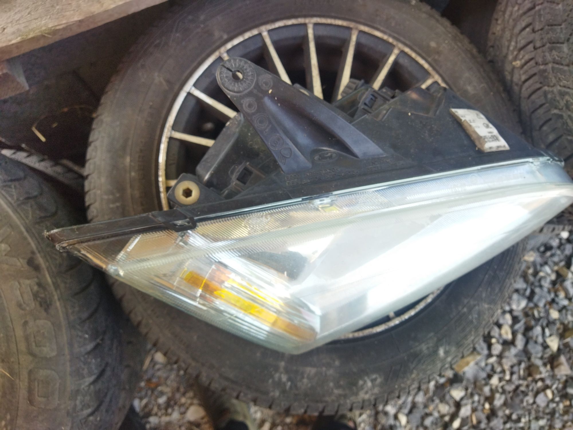 Lampa Prawa Przód Reflektor Ford Focus MK2