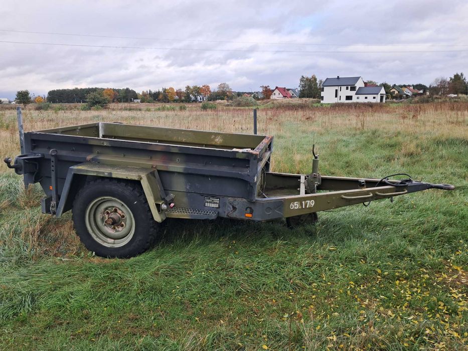 Przyczepka wojskowa z hamulcem solidna