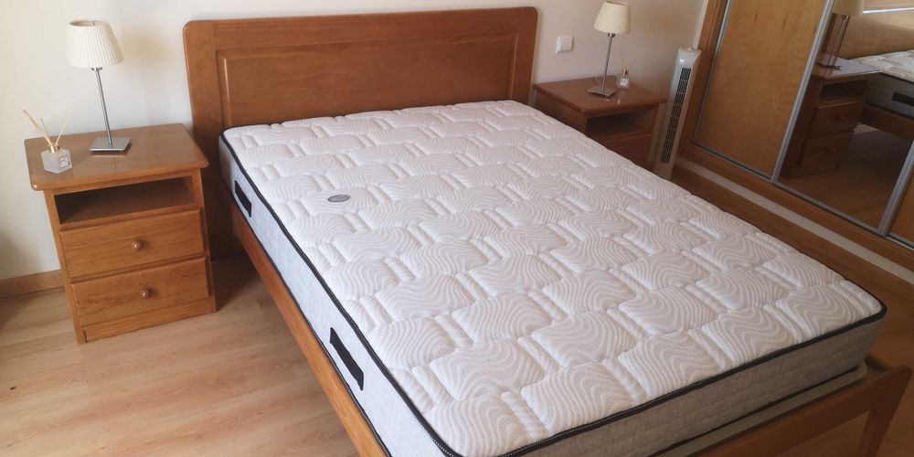Mobília de quarto : Cama de casal + colchão + 2 mesas de cabeceira