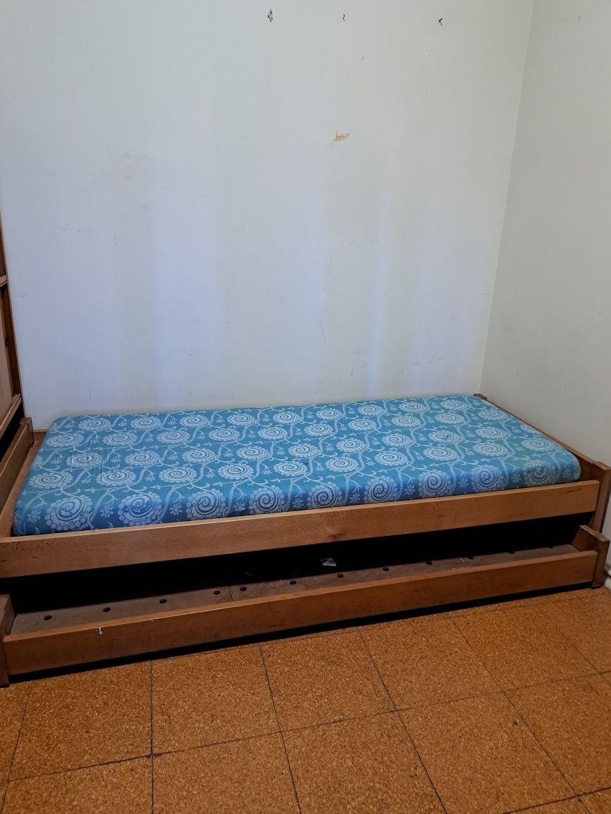 Cama e colchão de solteiro .com gavetão para outro colchao90mxo.80