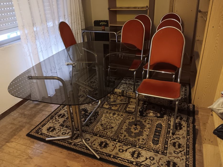 Sofá Cama ,mesa, 6 cadeiras e móvel em vidro