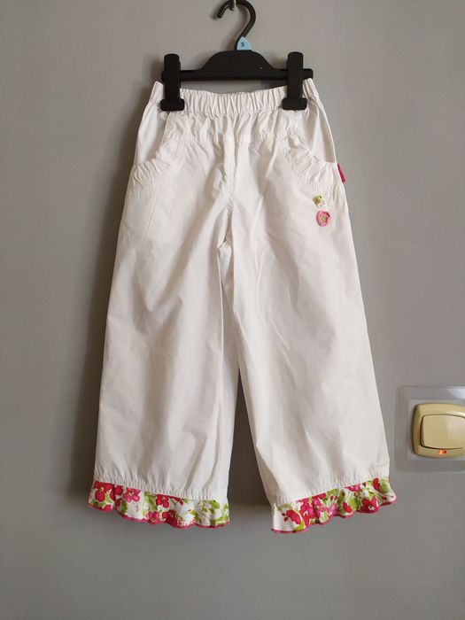 Białe przewiewne spodnie dziewczęce
