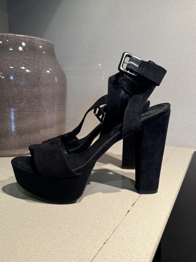 sapato alto preto
