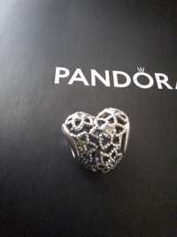 Pandora Moments, charms