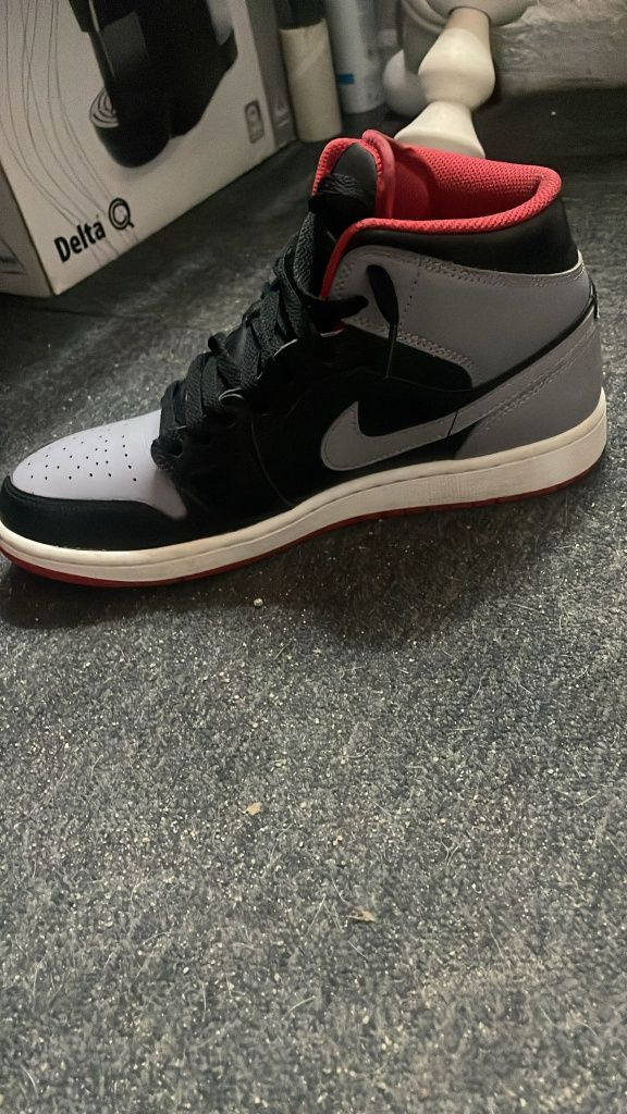 Jordan 1 Mid Cinzento Preto