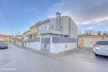 Moradia T4 Gemina com espaço exterior em Mafamude