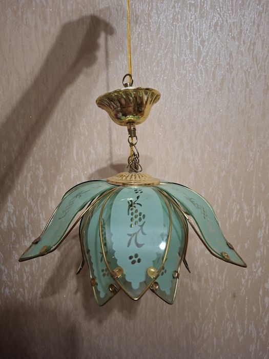 Продаю дві люстри.