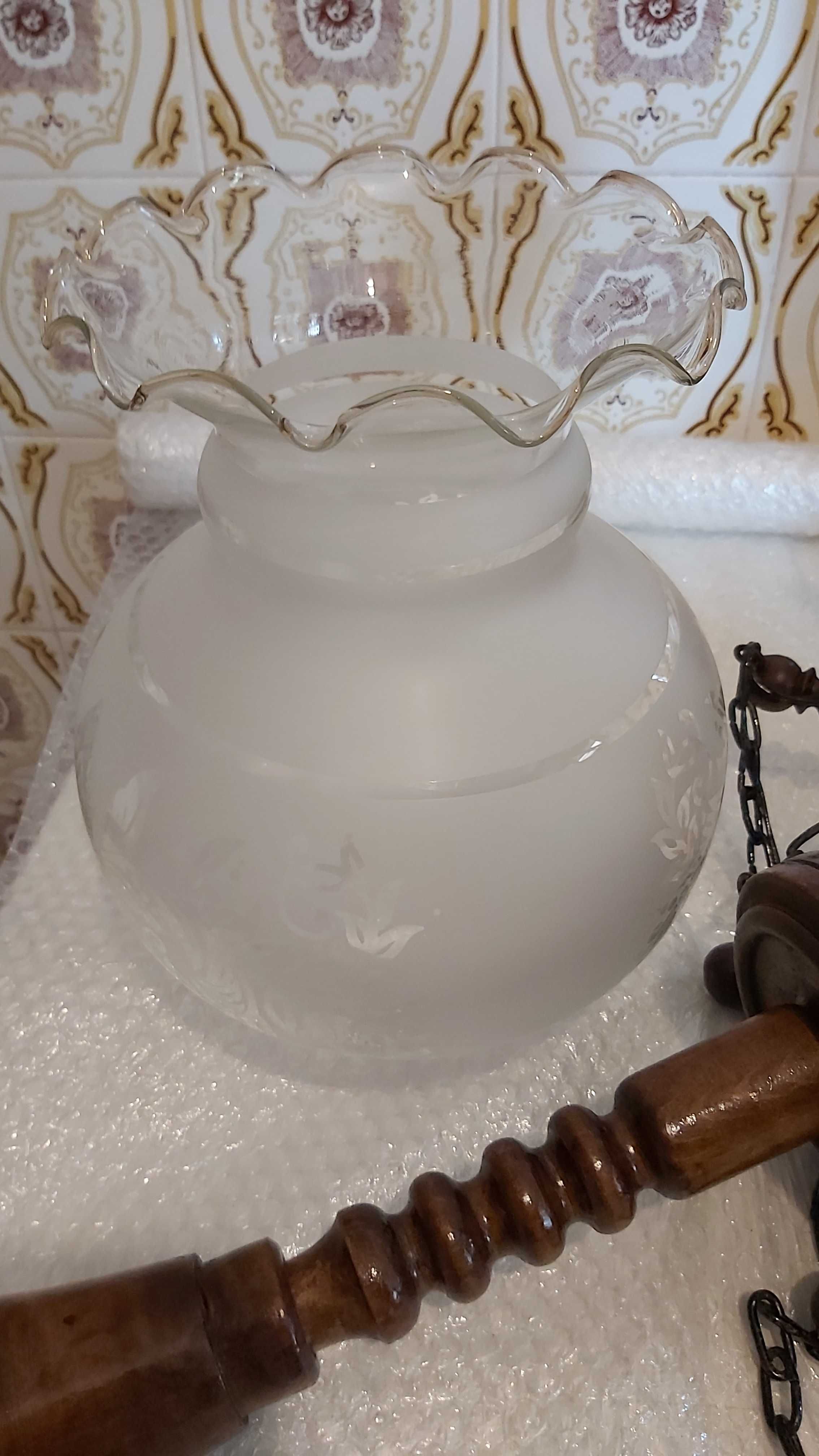 Candedeiro de teto de madeira, links y cristal decorado.