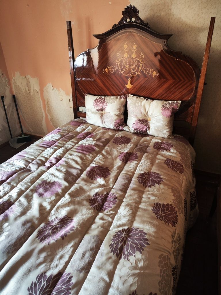Cama clássica antiga