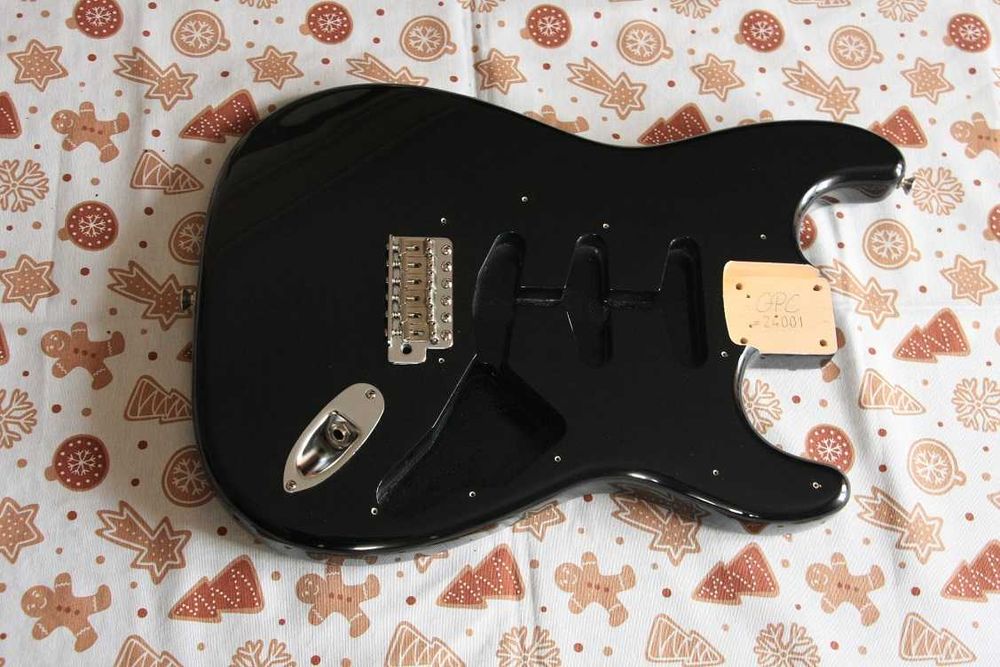 Korpus Stratocaster, mostek, pickguard Fender