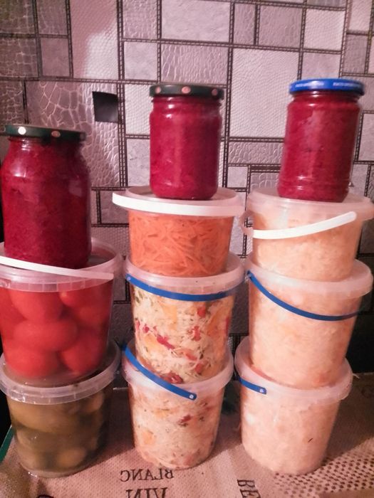 Капуста, огірки, помідори квашені, хрін домашній.