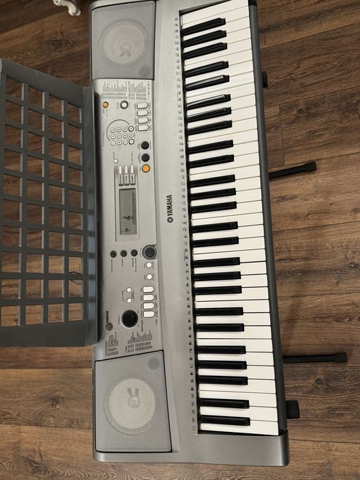 Синтезатор Yamaha сірого кольору