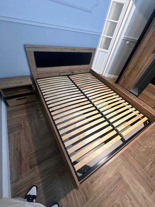 Łóżko kolekcja Dalate 180x200 ze stolikiem nocnym