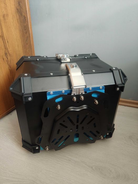 ALUMINIOWY kufer motocyklowy centralny CZARNY 45L uniwersalny + PŁYTA