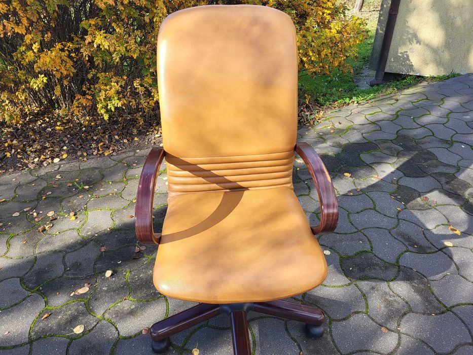 Fotel biurowy skórzany Nowy Styl Nowa z regulacją pochyłu idealny