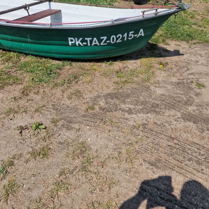 Łódka wędkarska z wiosłami.