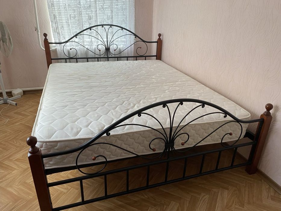 Металлическая кровать. Двухспальная кровать. Кровать.