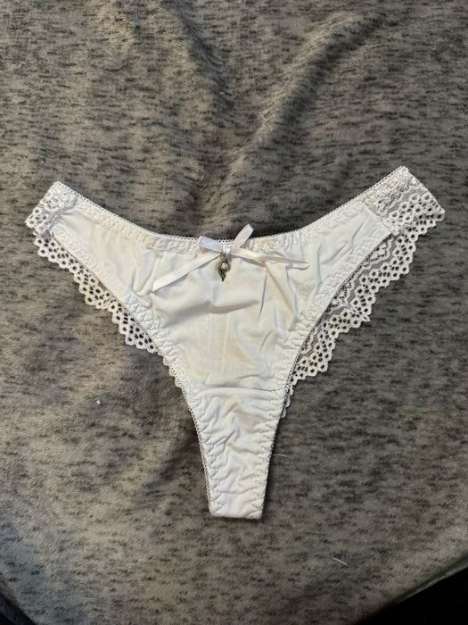 Piękne białe stringi