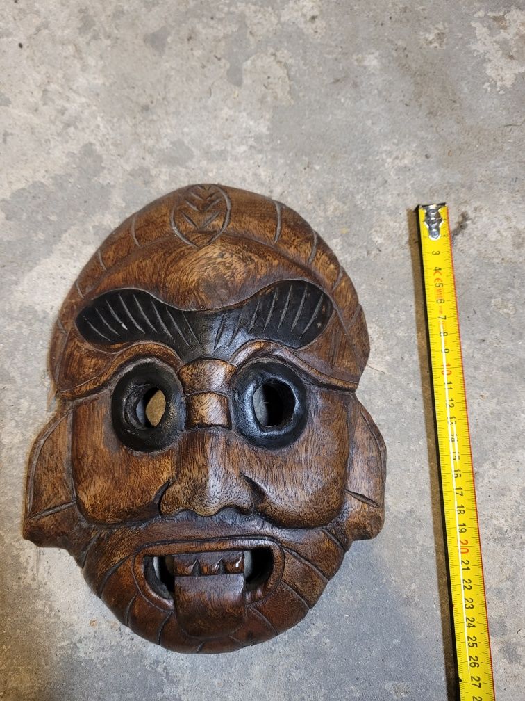 Maska drewniana, rzeźba na ścianę
