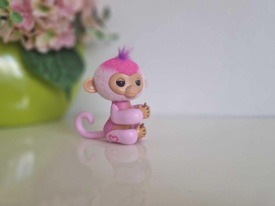 Fingerlings interaktywna małpka jasno różowa