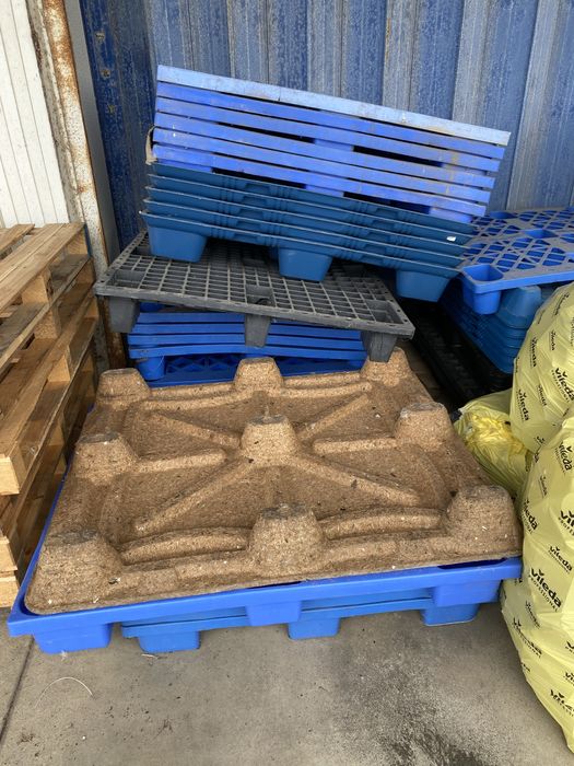 Paletes de plastico e contraplacado