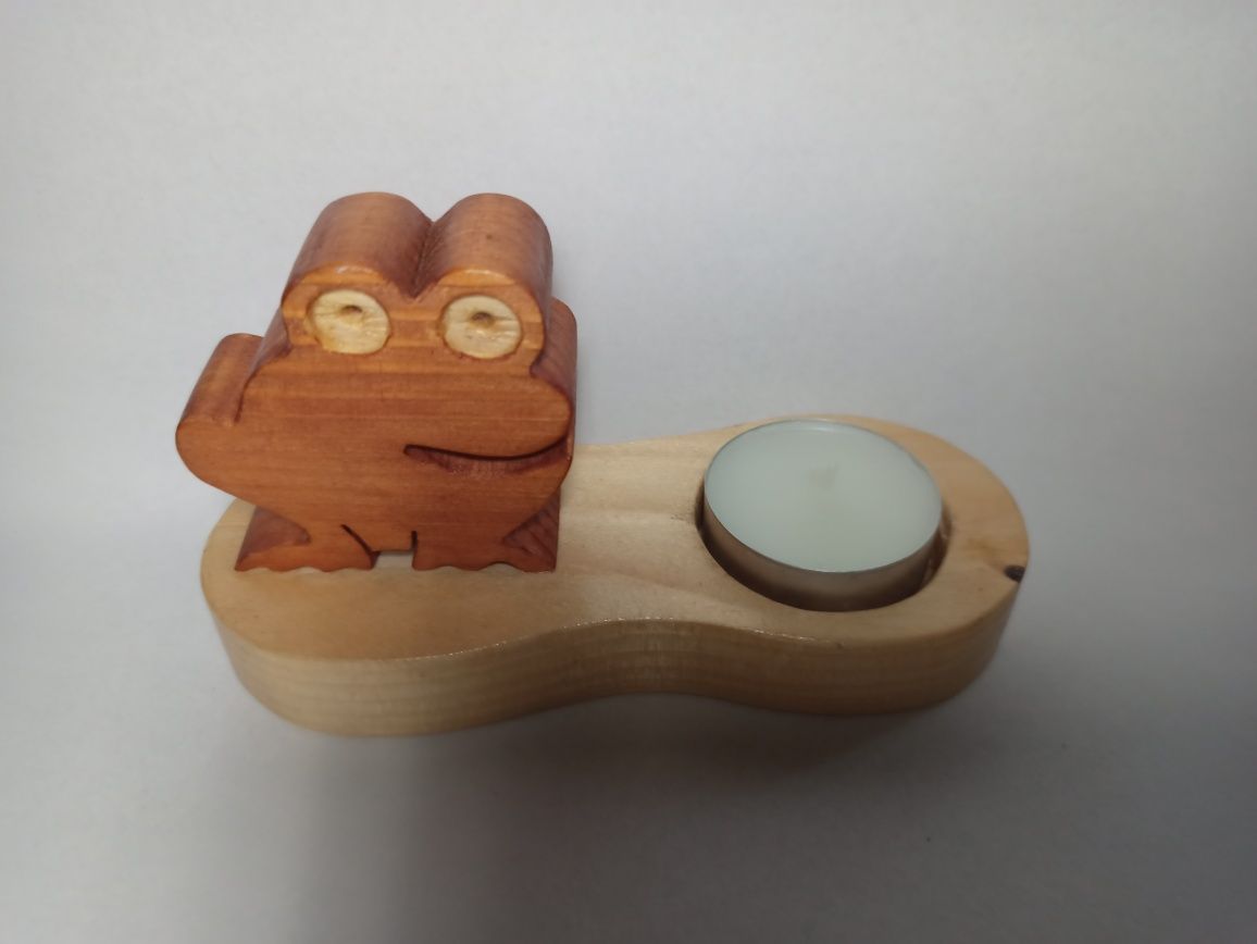 Drewniany świecznik z żabką