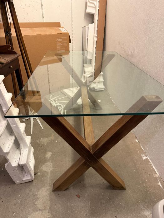 Mesa jantar com pes em madeira e tampo em vidro temperado