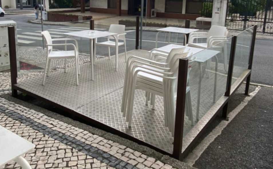 Vende-se esplanada em ferro e vidro