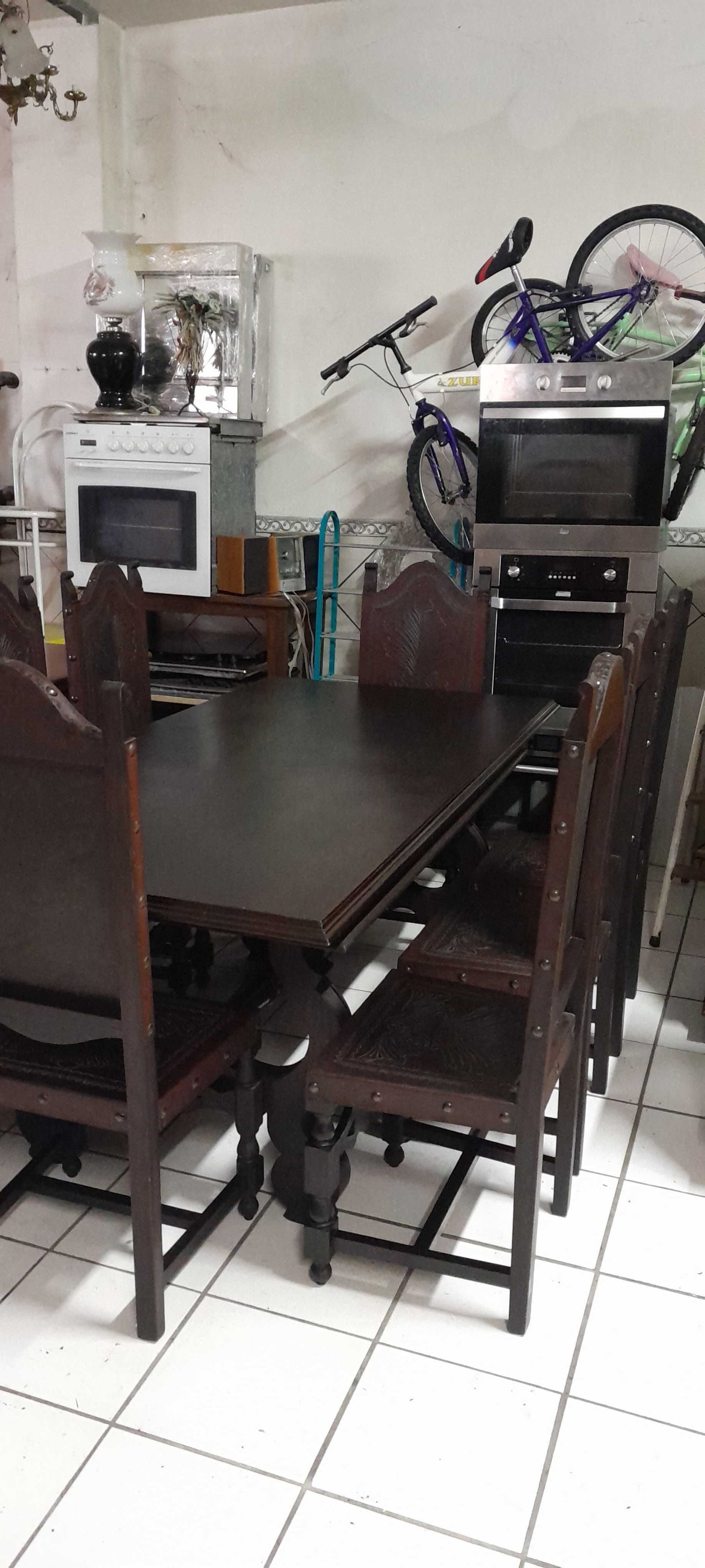 Mesa de jantar e 8 cadeiras