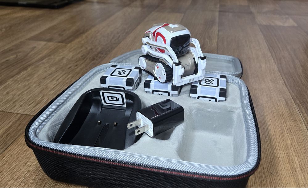 Робот Cozmo от Anki + кейс