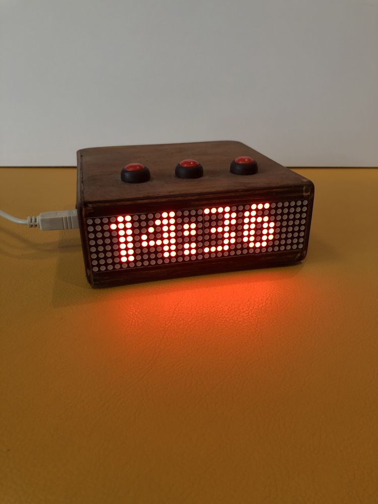 Biurkowy zegar LED z bajerami i mnóstwem funkcji