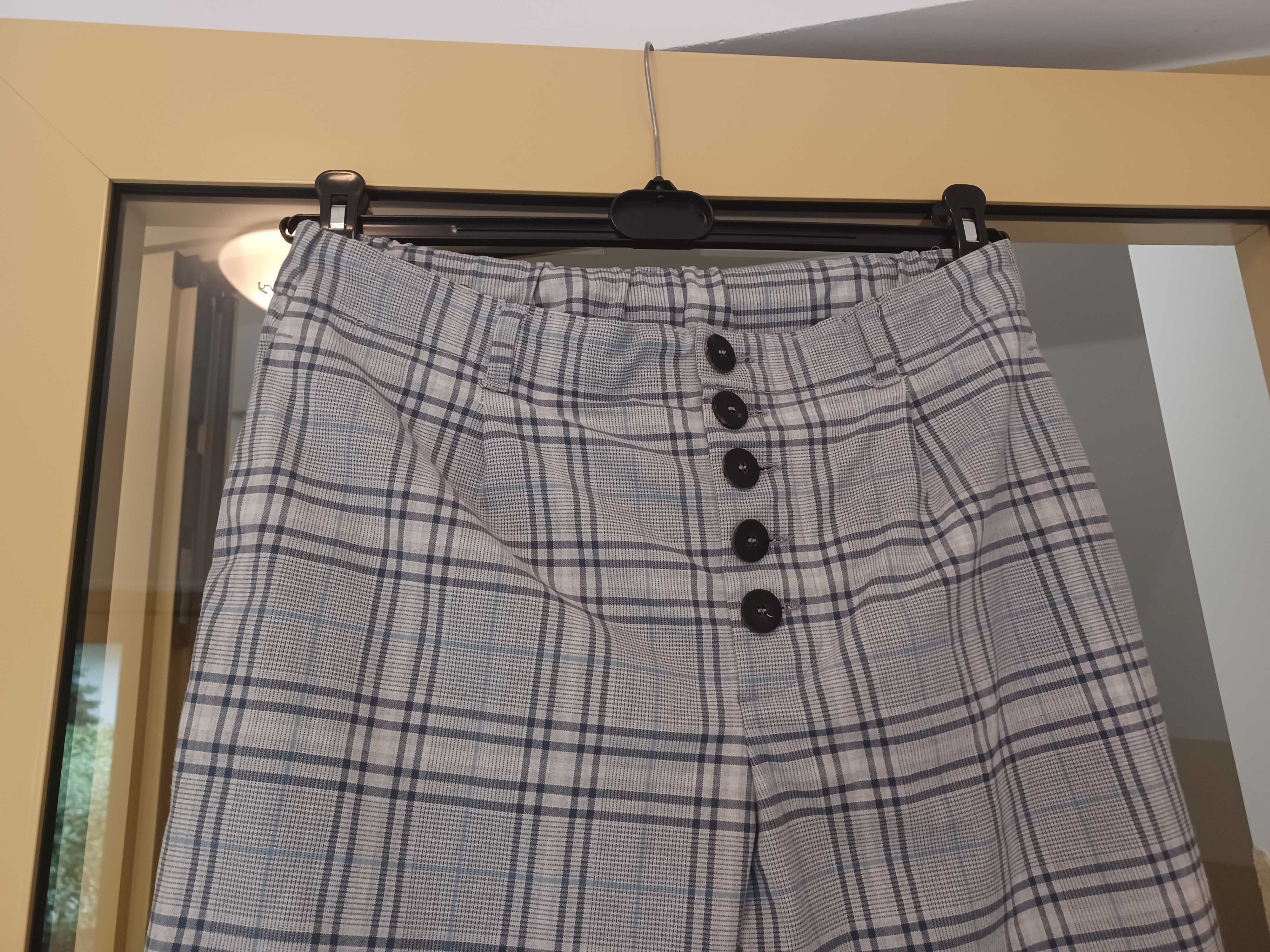Spodnie 7/8 lekko szersza nogawka Mom Fit marki Akme rozmiar M/L.