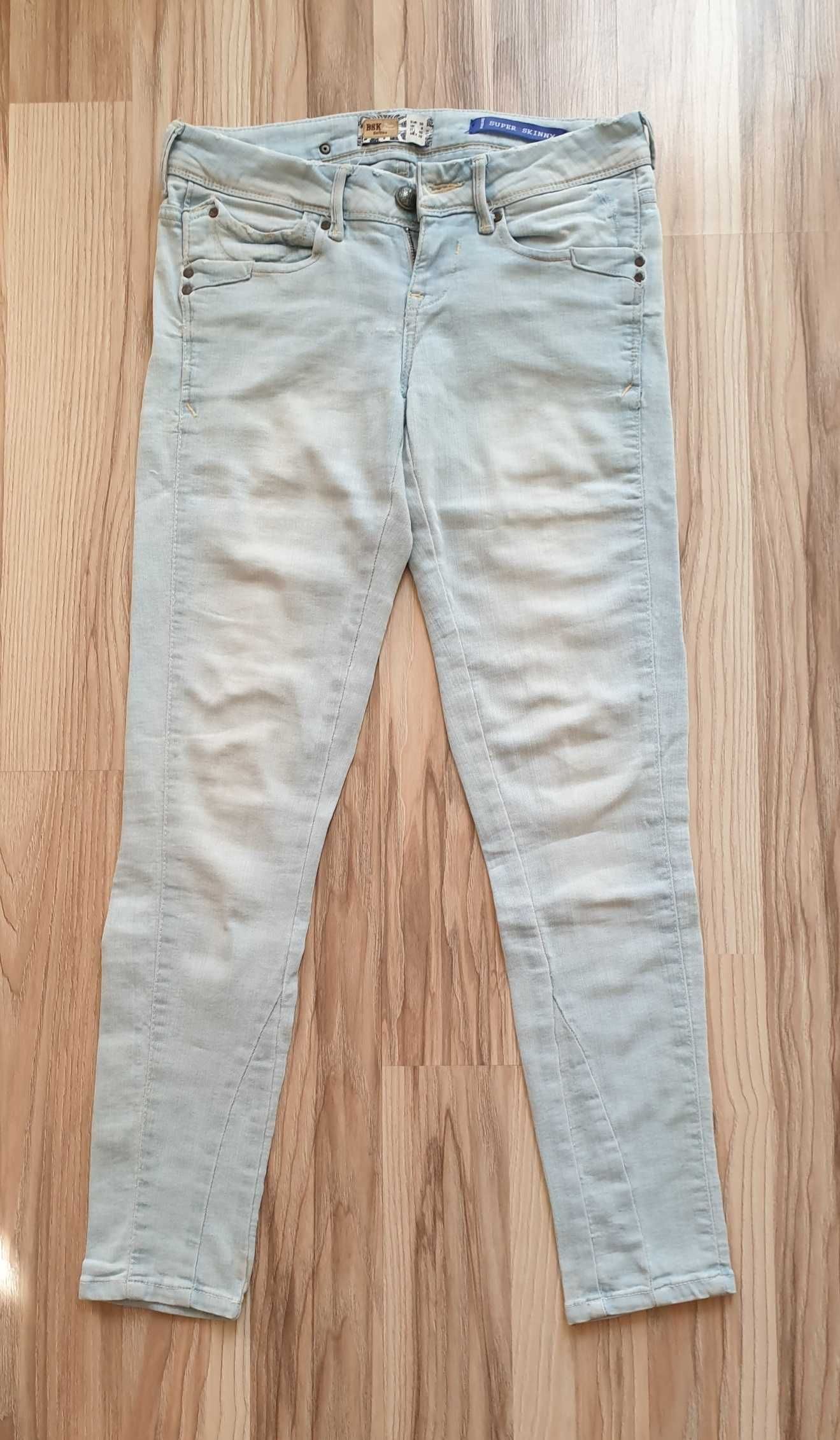 Jasne jasnoniebieskie dżinsy jeansy rurki z przetarciami Bershka S 36