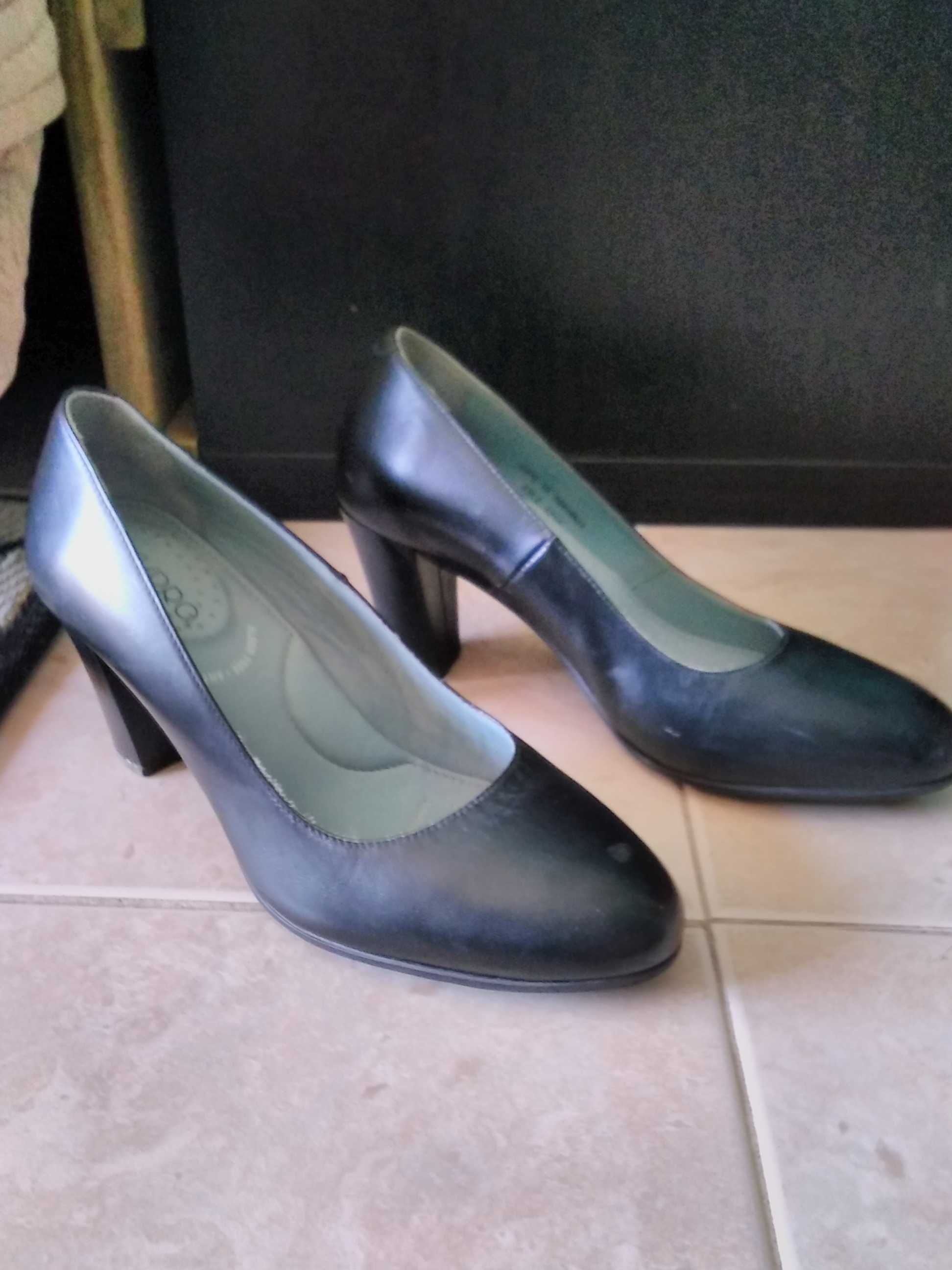 Sapatos de hospedeira de bordo. Oportunidade, estão como novos.