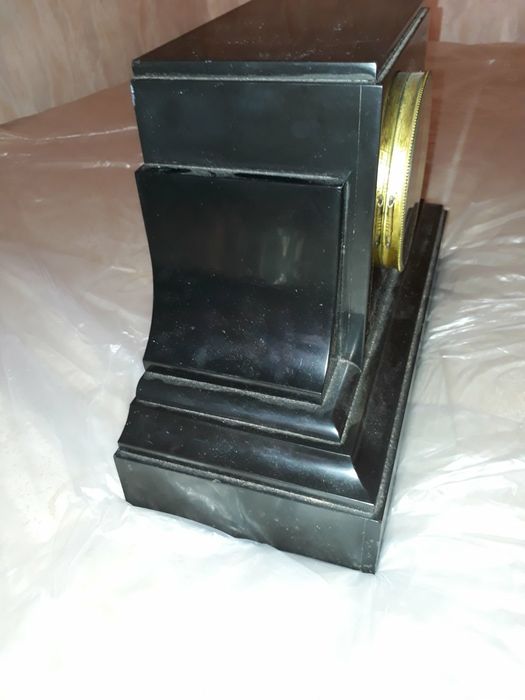 Антикварные каминные часы из камня