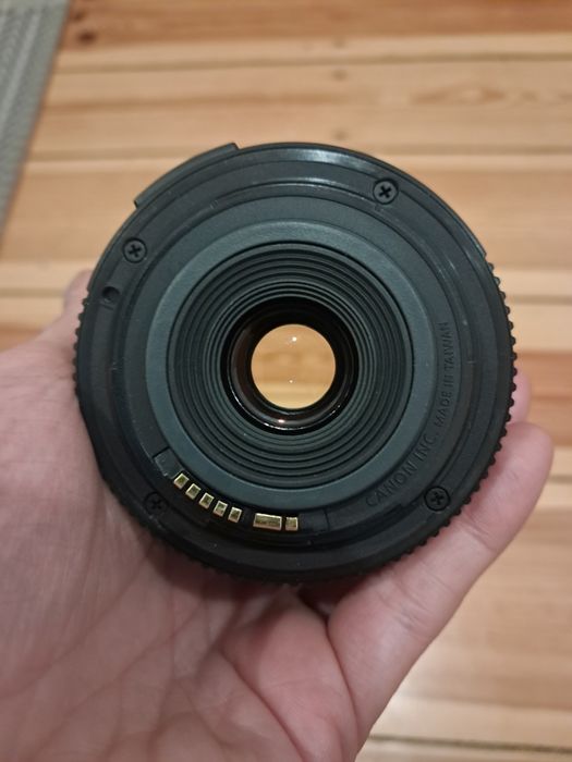 Obiektyw Canon efs 18-55 mm.